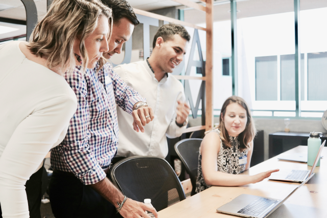 会社で会議をしている画像