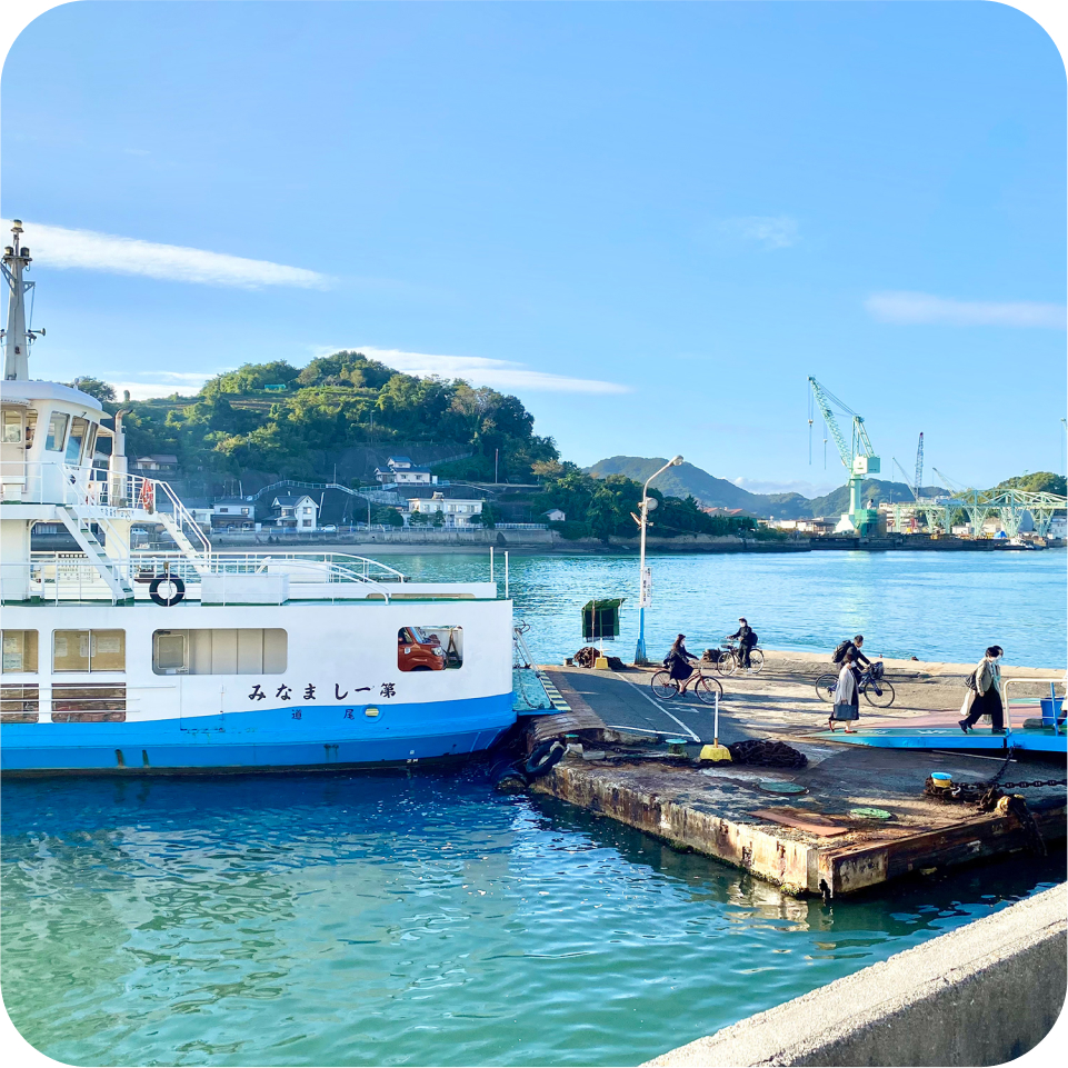 船着場に船が止まっている画像