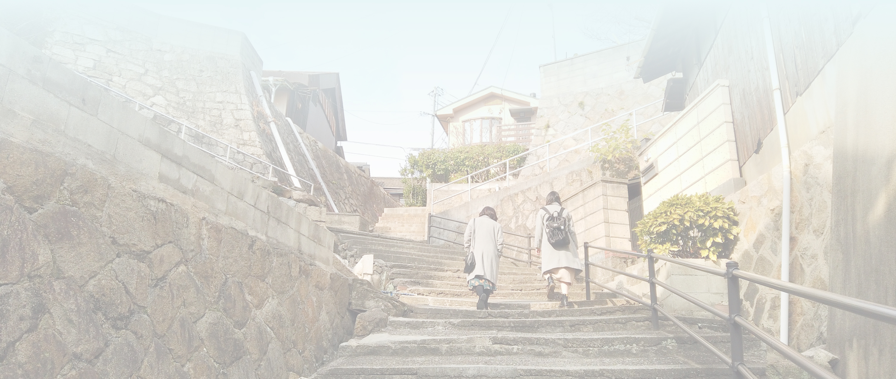女性2人が階段を登っている画像