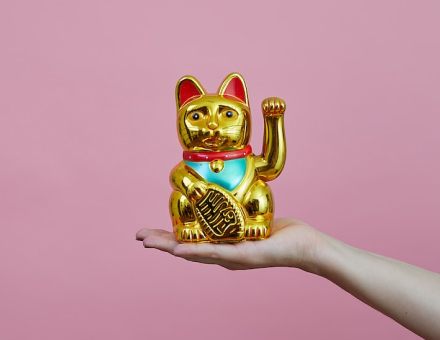 金色の招き猫の画像