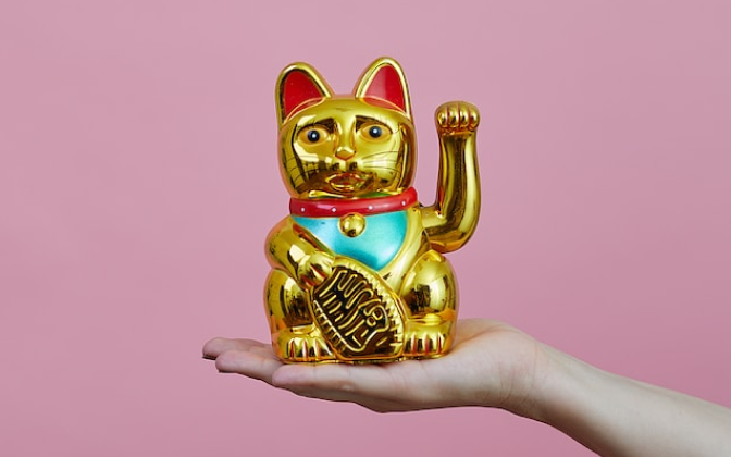 金色の招き猫の画像の拡大画像