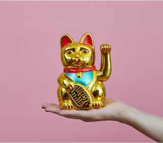 金色の招き猫の画像